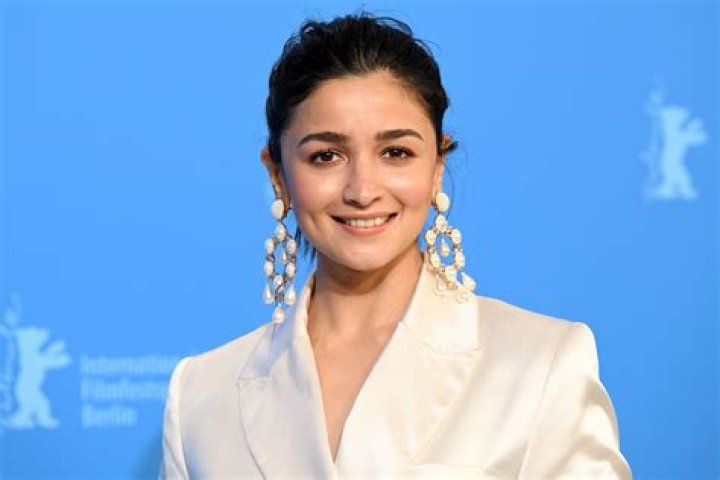 Alia Bhatt Biography - Facts, Childhood, Family Life & Achievements