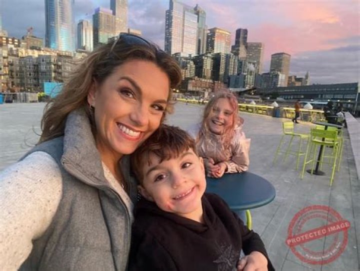 Amity Addrisi King 5 Husband, Married, Net Worth, Age, Height, Kids, Bio