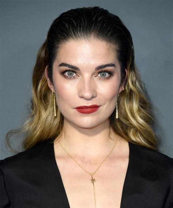 Annie Murphy Biography – Facts, Childhood & Career of the Canadian Actress