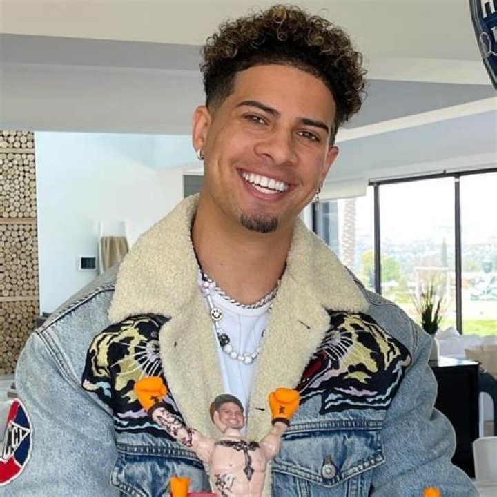 Austin McBroom – Bio, Facts, Family Life of Instagram Star & YouTuber