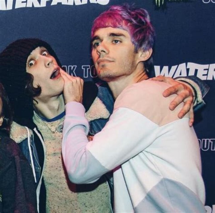 Awsten Knight Bio, Wiki, Age, Height, Girlfriend, Family, Songs, Eyes and Net Worth