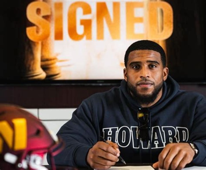 Bobby Wagner contract, salary, team, net worth, wife, kids, Instagram