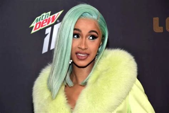 Cardi B Spotted Without Makeup And Colorful Wig In New Photos — Some Say Offset’s Wife Is Unrecognizable, While Others Claim She Is A Natural Beauty