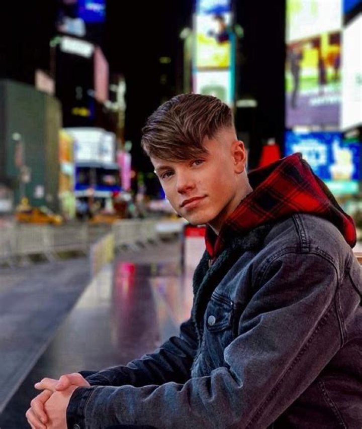 Carson James Lueders - Bio, Facts, Family Life of YouTuber, Singer & Dancer