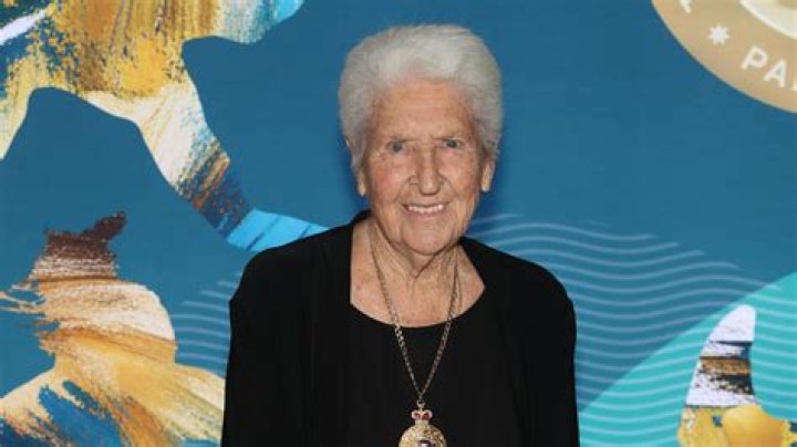 Dawn Fraser Biography - Facts, Childhood, Family Life & Achievements
