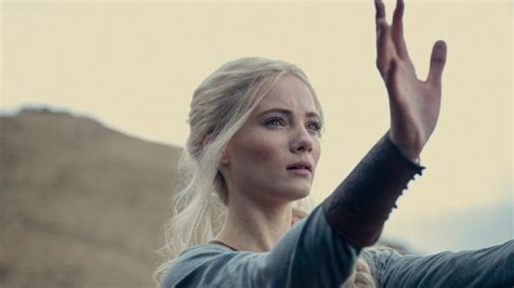 Does Freya Allan Wear A Wig? Natural Hair And Eye Color Photos of The Witcher Actress