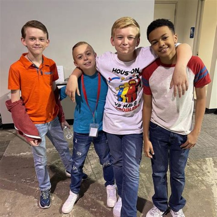 Does Tommy Lee have a brother?