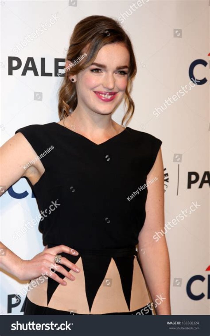 Elizabeth Henstridge: dating, net worth, tattoos, smoking & body measurements