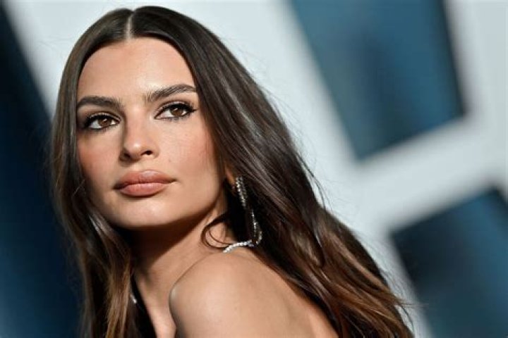Emily Ratajkowski (Model) Wiki, Bio, Height, Weight, Baby, Affair, Married, Husband, Net Worth, Facts