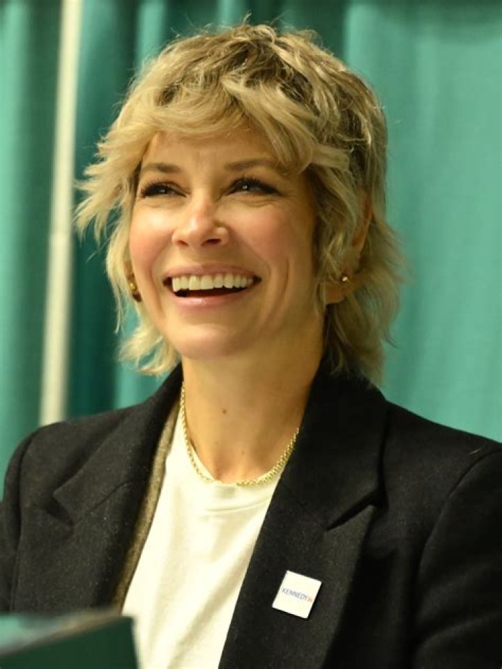 Evangeline Lilly Biography - Facts, Childhood, Family Life & Achievements