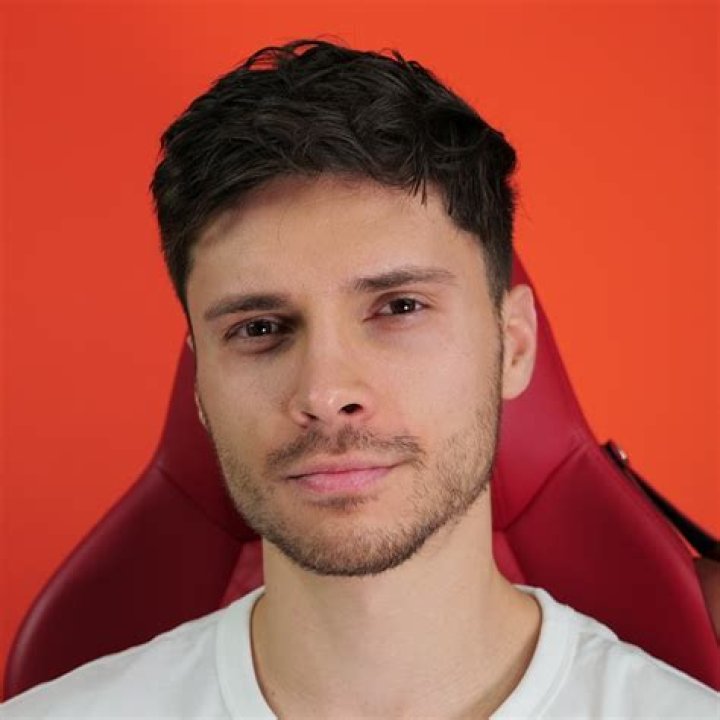 EverythingApplePro Biography - Facts, Childhood, Family Life & Achievements