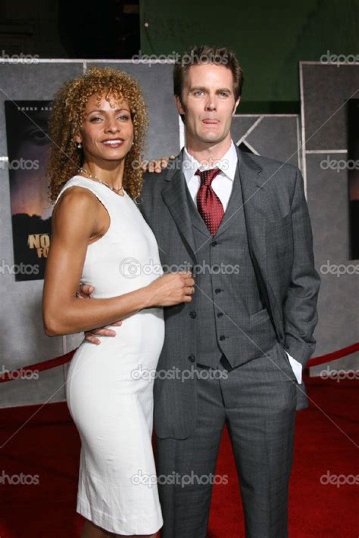 Garret Dillahunt family, wife, children, parents, siblings