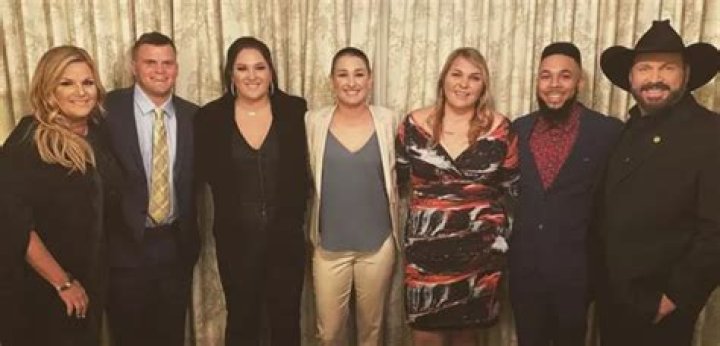 Garth Brooks family, wife, children, parents, siblings