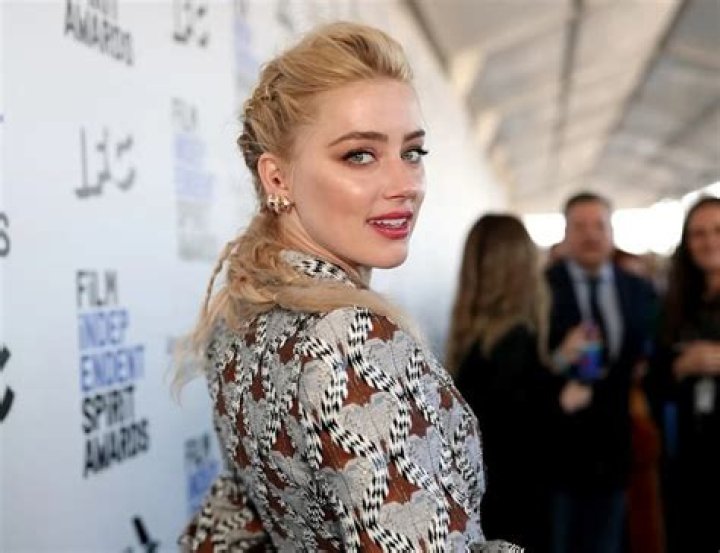 Photos: How does Amber Heard poop look like?