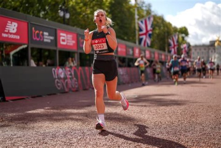 Jenni Falconer In Workout Gear Tells London Marathon Runners “Good Luck!”