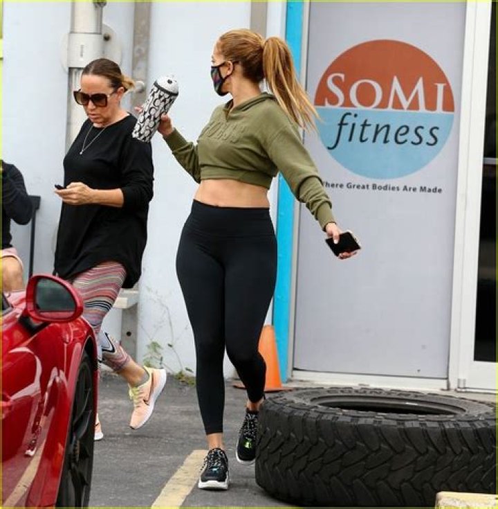 Jennifer Lopez wears orange leggings to show her love for cheerful colors