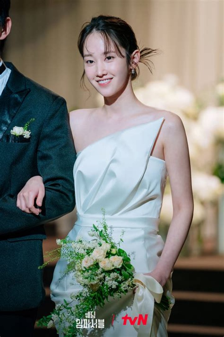 Jeon Jong-seo Wiki, Boyfriend, Net Worth, Age, Height, Parents & More