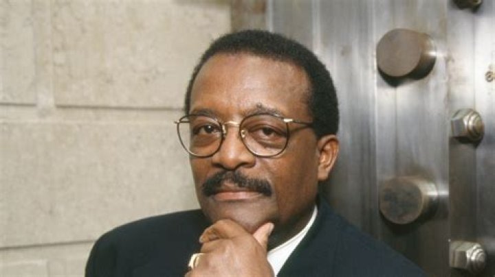 Johnnie Cochran Biography - Facts, Childhood, Family Life & Achievements