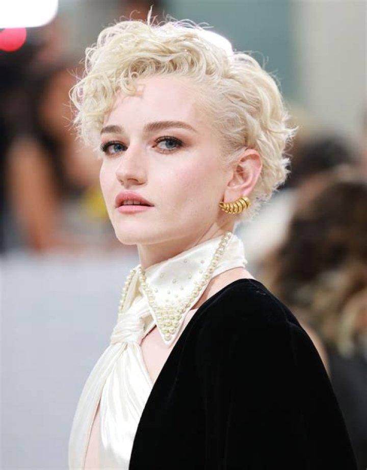 Julia Garner (Actress) Wiki, Bio, Age, Height, Weight, Measurements, Net Worth, BF, Facts