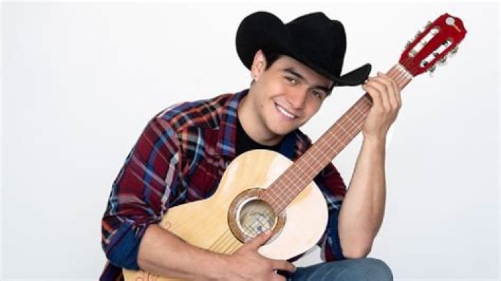 Julian Figueroa Bio, Wiki, Age, Height, Family, Wife, Son, Songs and Net Worth