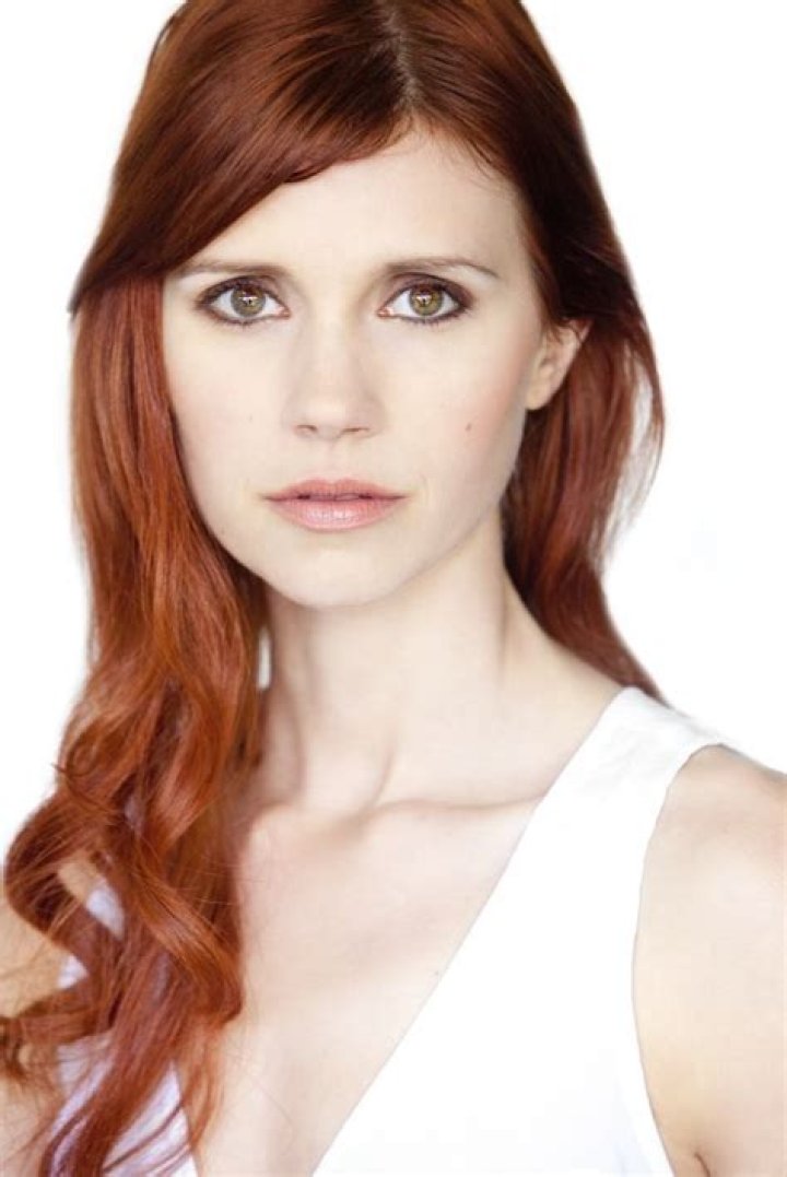 Julie McNiven Bra Size, Age, Weight, Height, Measurements