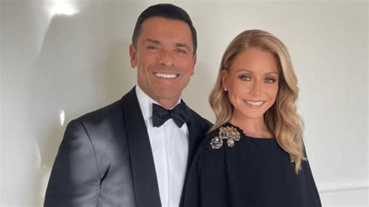 Kelly Ripa: Wife, net worth, tattoos, smoking & body measurements