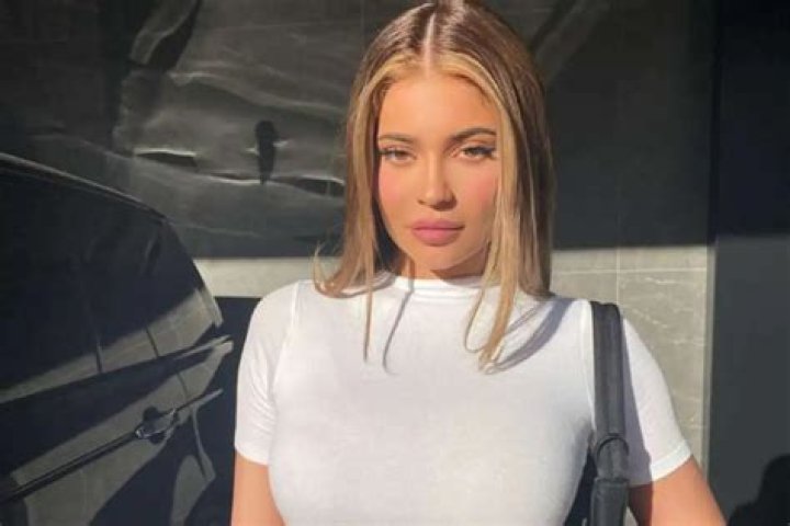 Kylie Jenner Accused Of Staging Photoshoot After Being Caught With A Bag Of Chips, Short Hair, And No Makeup