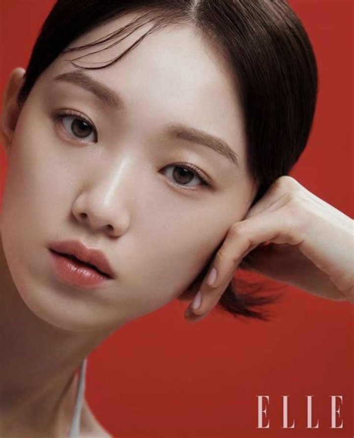 Lee Sung-kyung - Bio, Facts, Family Life of South Korean Actress