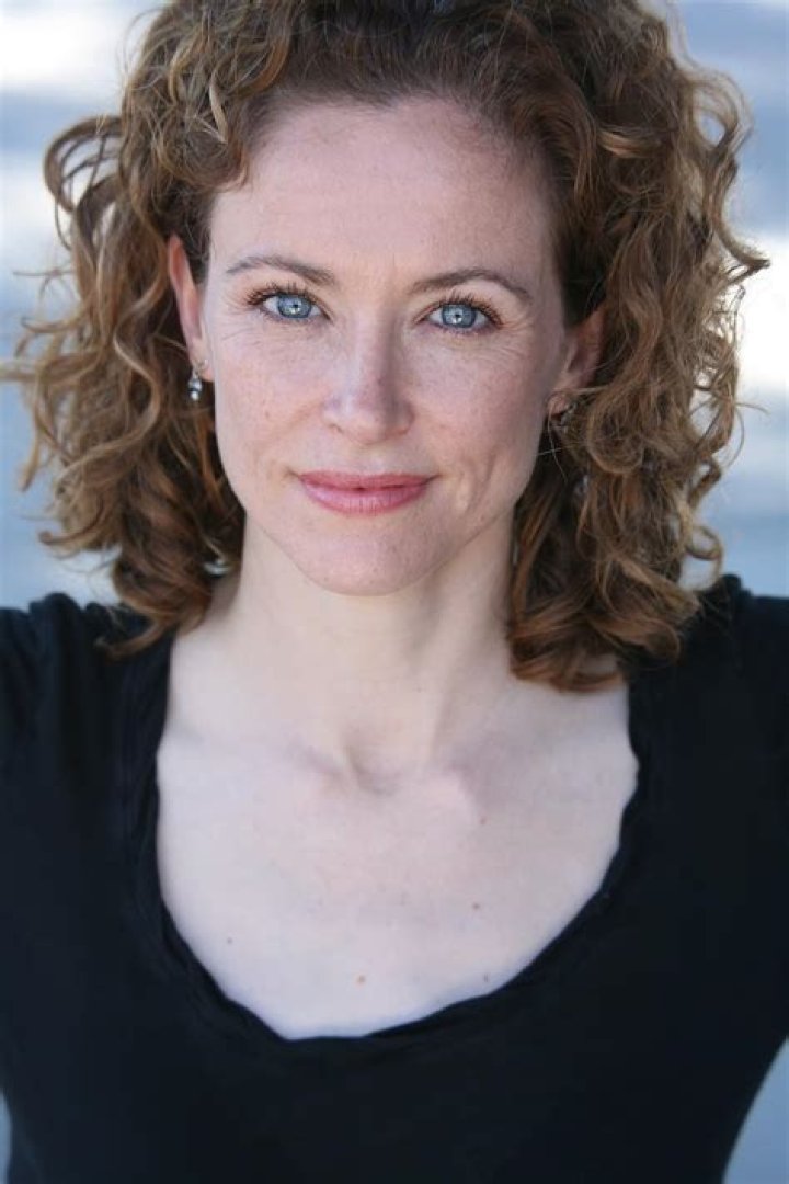 Leslie Hope Biography - Facts, Childhood, Family Life & Achievements