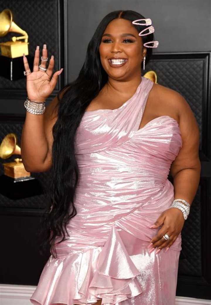 Lizzo Biography - Facts, Childhood, Family Life & Achievements