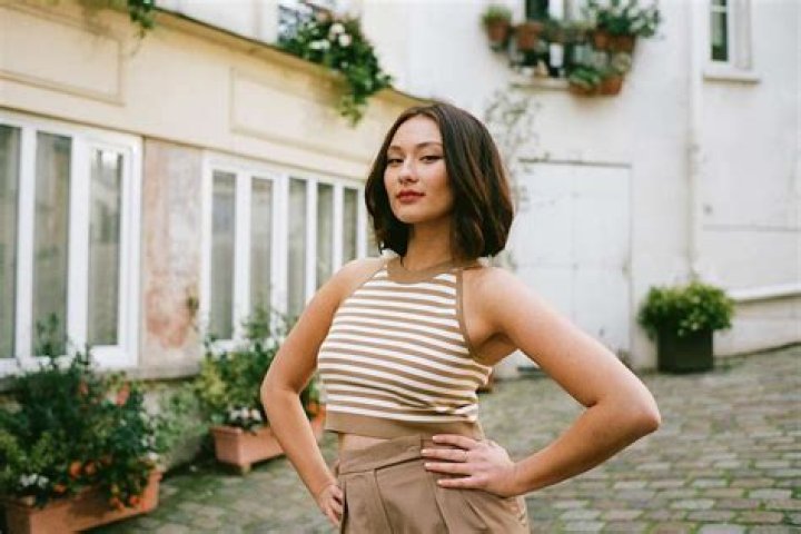 How tall is Lola Tung? How much does Lola Tung weigh?