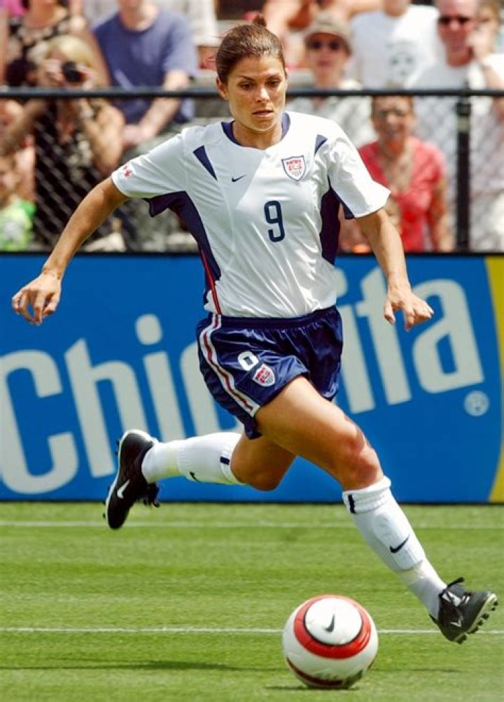 Mia Hamm Biography - Facts, Childhood, Family Life & Achievements