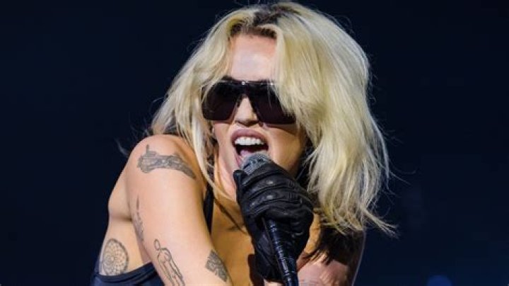 Miley Cyrus uses naked showering video to announce dates for her ‘Flowers’ single