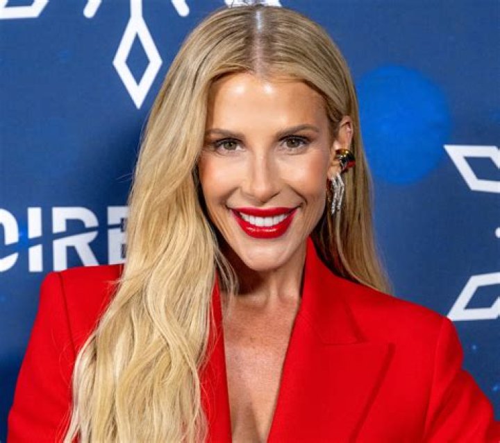 Million Dollar Listing Star Tracy Tutor in Two-Piece Workout Gear Says “Rise and Shine”