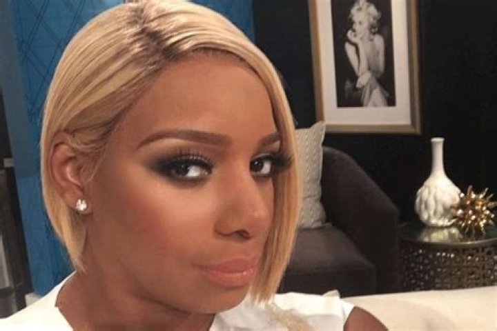 NeNe Leakes Shows Off Her Huge Cleavage But Fans Criticize Her For Wearing So Much Makeup By The Pool