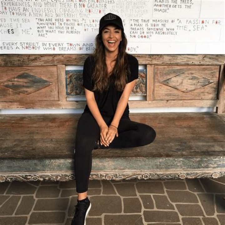New Girl's Hannah Simone in Workout Gear Says "Oh Canada"