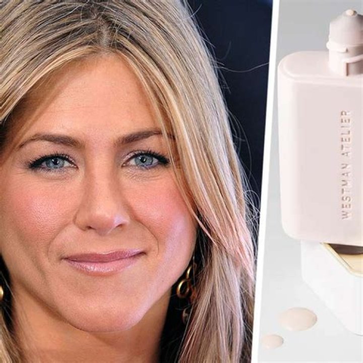 Jennifer Aniston Shows Off Natural Wavy Hair in Barefaced Selfie — Celebwell