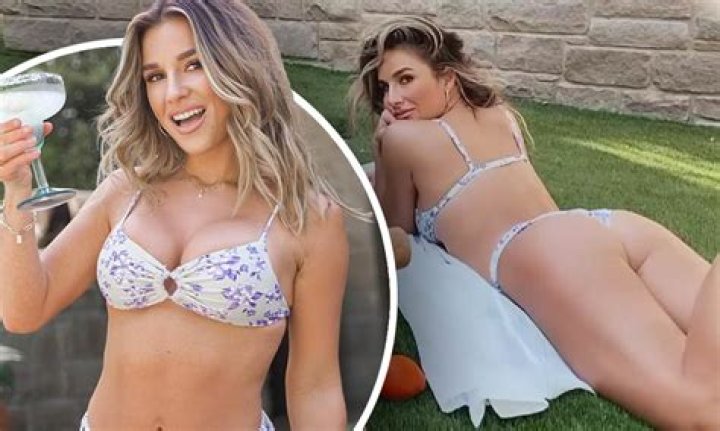 Jessie James Decker in Bathing Suit Says “Happy Valentine’s Day” — Celebwell