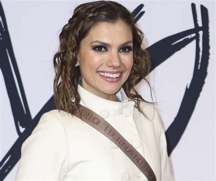 Tábata Jalil in Bathing Suit Says "Love Yourself" — Celebwell