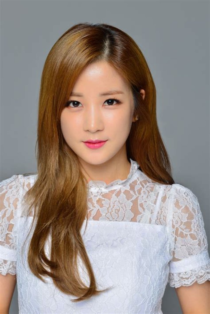 Park Cho-rong Biography - Facts, Childhood, Family & Achievements of South Korean Singer-songwriter & Actress