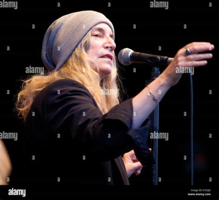 Patti Smith Biography - Facts, Childhood, Family Life & Achievements