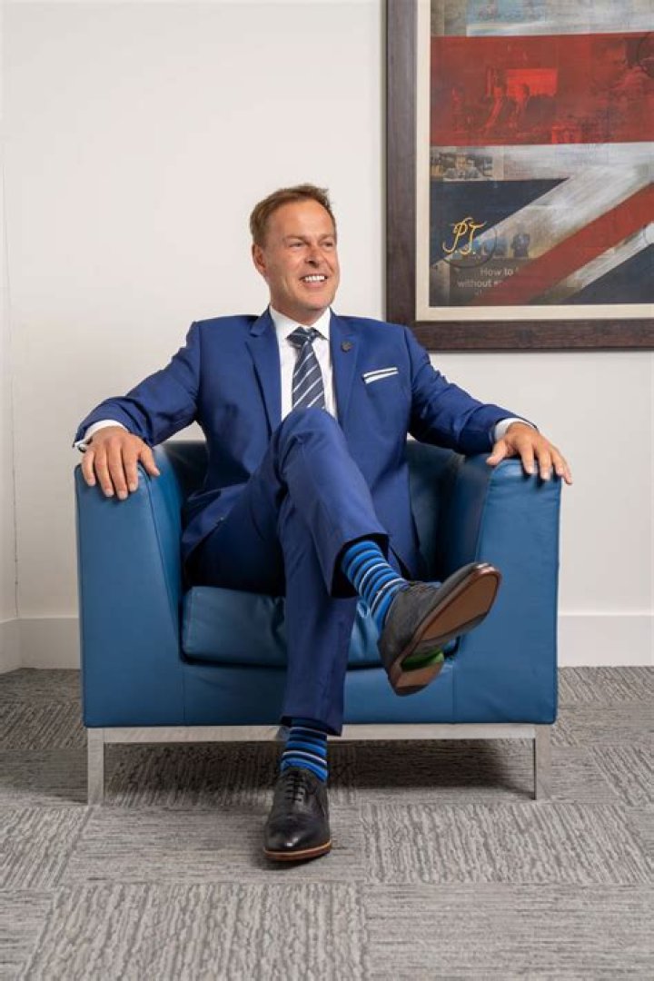 Peter Jones Biography - Childhood, Life Achievements & Timeline