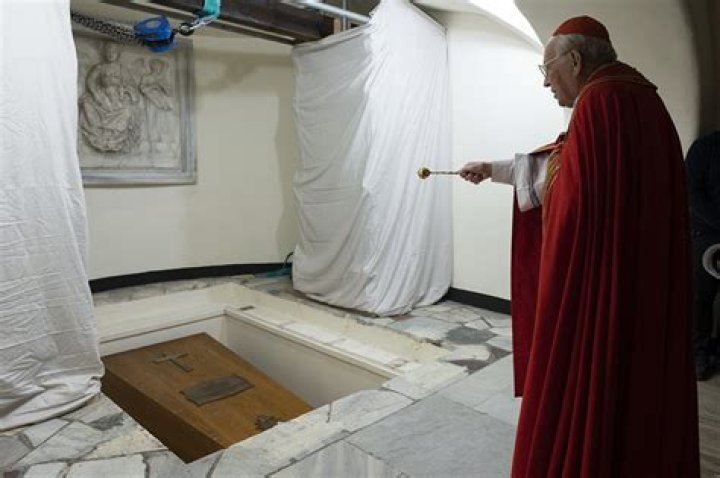 Pope Benedict XVI burial site