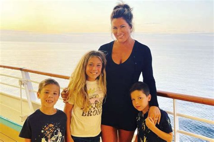 Rachel Lugo Bio, Age, Family, Husband, Kids, Sister, RHOC, Net worth