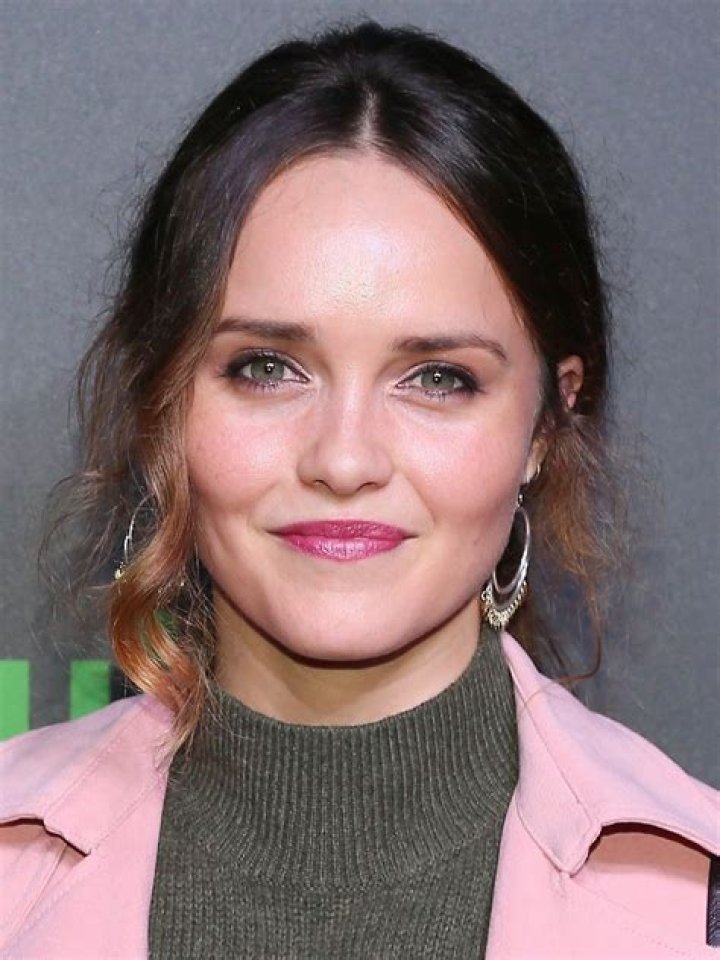 Rebecca Breeds Biography - Facts, Childhood, Family Life & Achievements