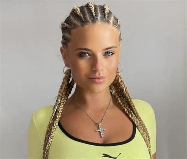 Ring Girl Apollonia Llewellyn Shares Swimsuit Photo "Gettin' Rich"