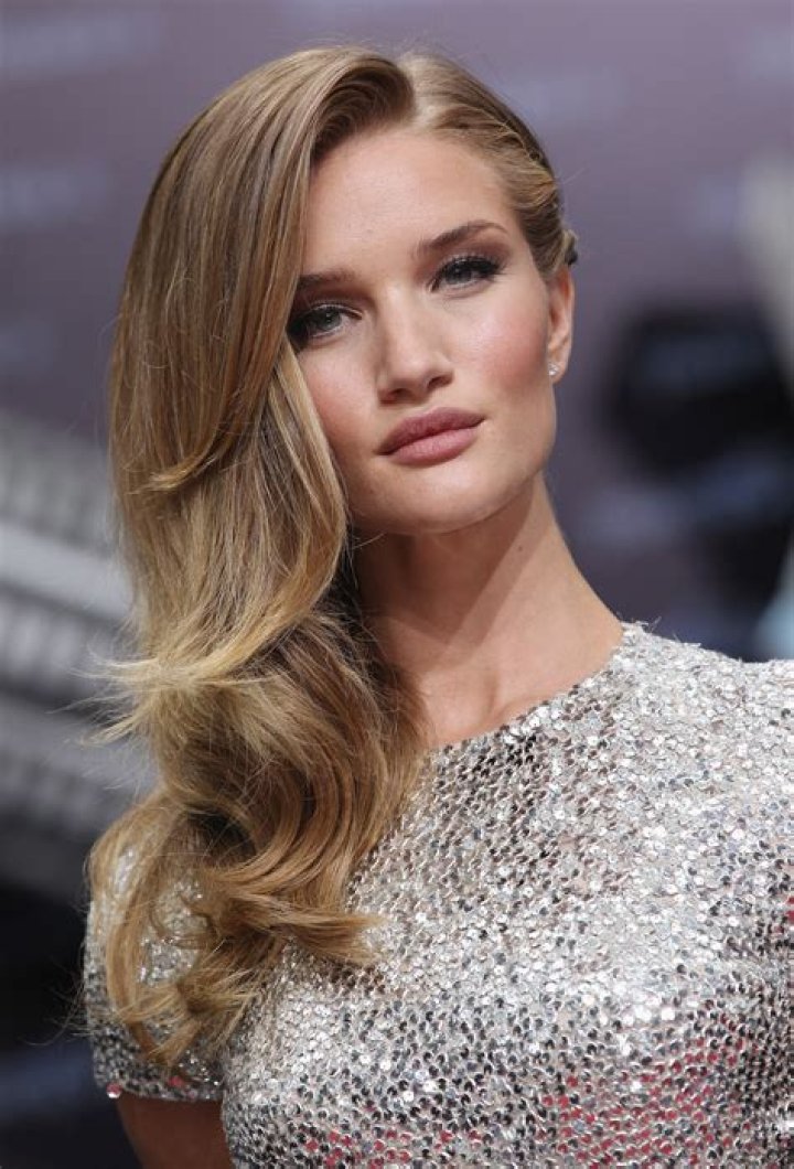 Rosie Huntington-Whiteley Biography - Facts, Childhood, Family Life & Achievements
