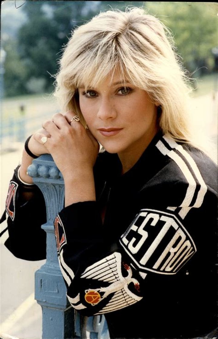 Samantha Fox Biography - Childhood, Life Achievements & Timeline