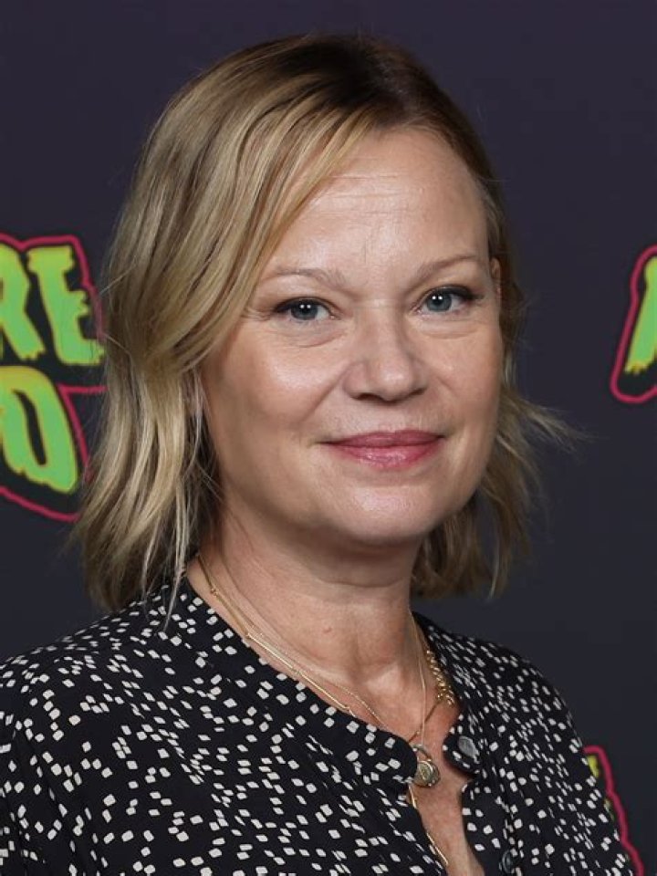 Samantha Mathis Biography - Facts, Childhood, Family Life & Achievements