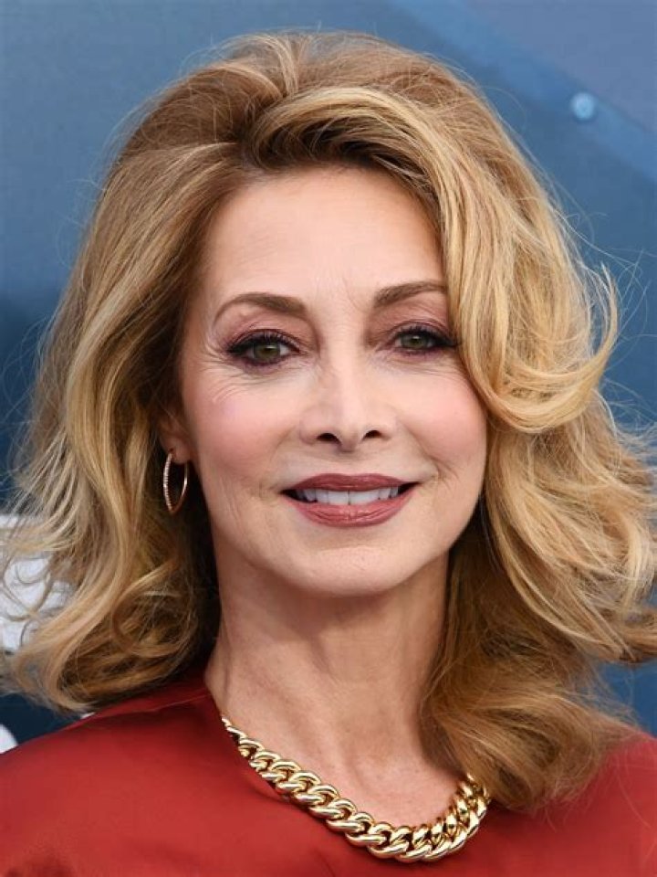 Sharon Lawrence Biography - Facts, Childhood, Family Life & Achievements